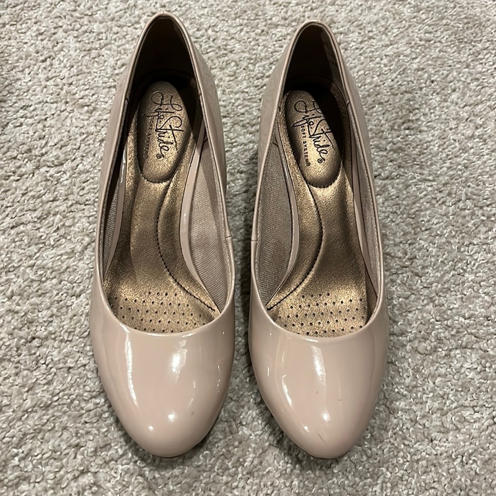 Life Stride Soft System neutral round toe pumps size 8.5. Super comfortable!